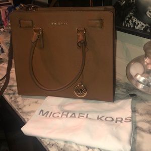 Michael Kors Dillon Tote purse